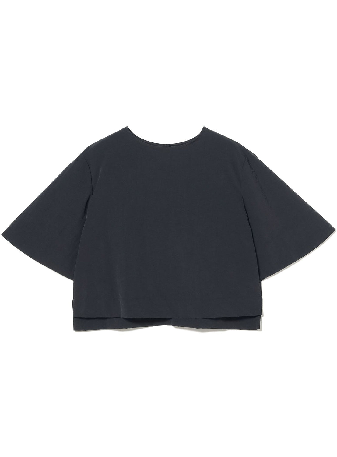 เสื้อพูลโอเวอร์น้ำหนักเบาจาก Editor Taeko Higashihara × Demi-Luxe BEAMS