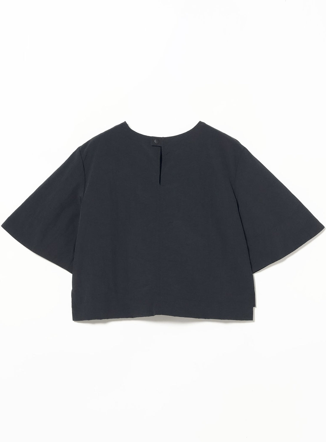 เสื้อพูลโอเวอร์น้ำหนักเบาจาก Editor Taeko Higashihara × Demi-Luxe BEAMS