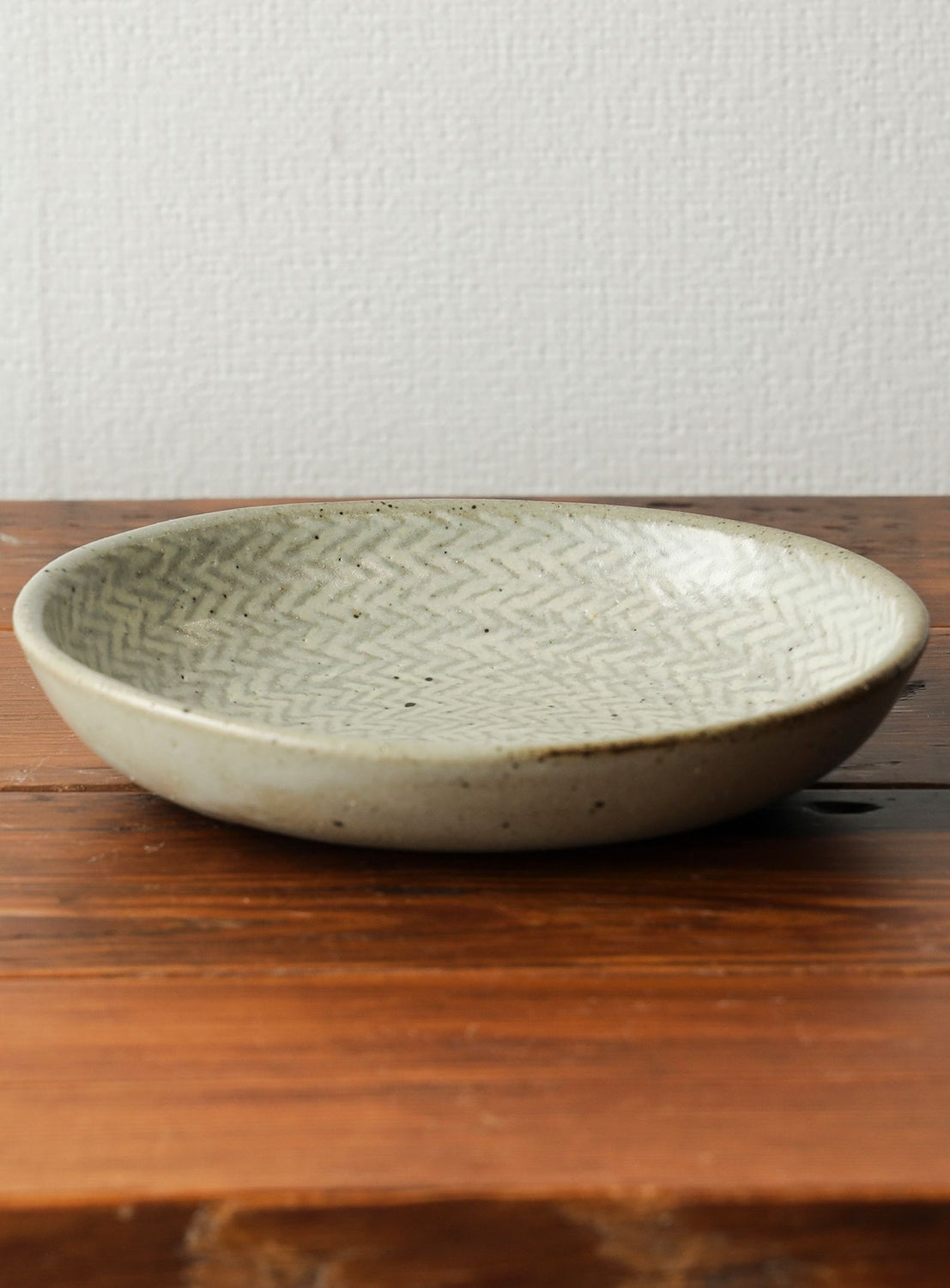 จานวงรีฝังลายโจมอน (Jomon Zougan) โดย เค ชิมาโอกะ