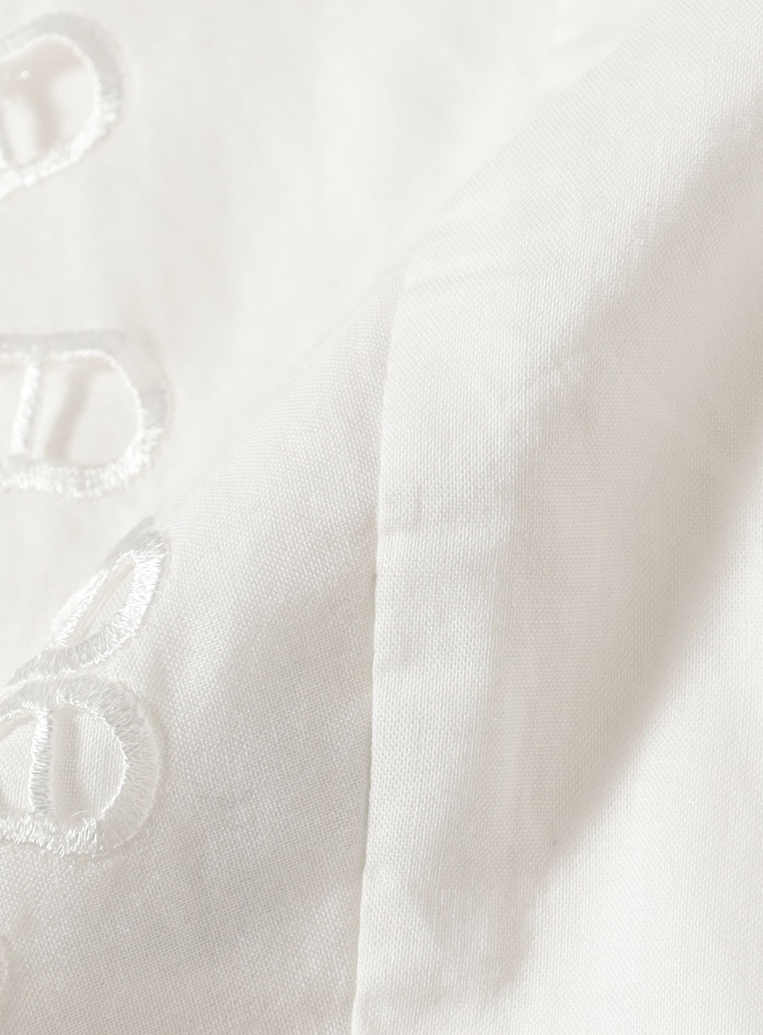 เสื้อเบลาส์ปักลายคัตเวิร์ค