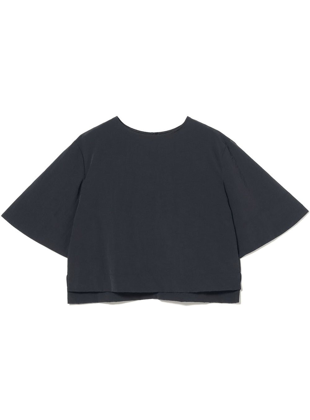เสื้อพูลโอเวอร์น้ำหนักเบาจาก Editor Taeko Higashihara × Demi-Luxe BEAMS
