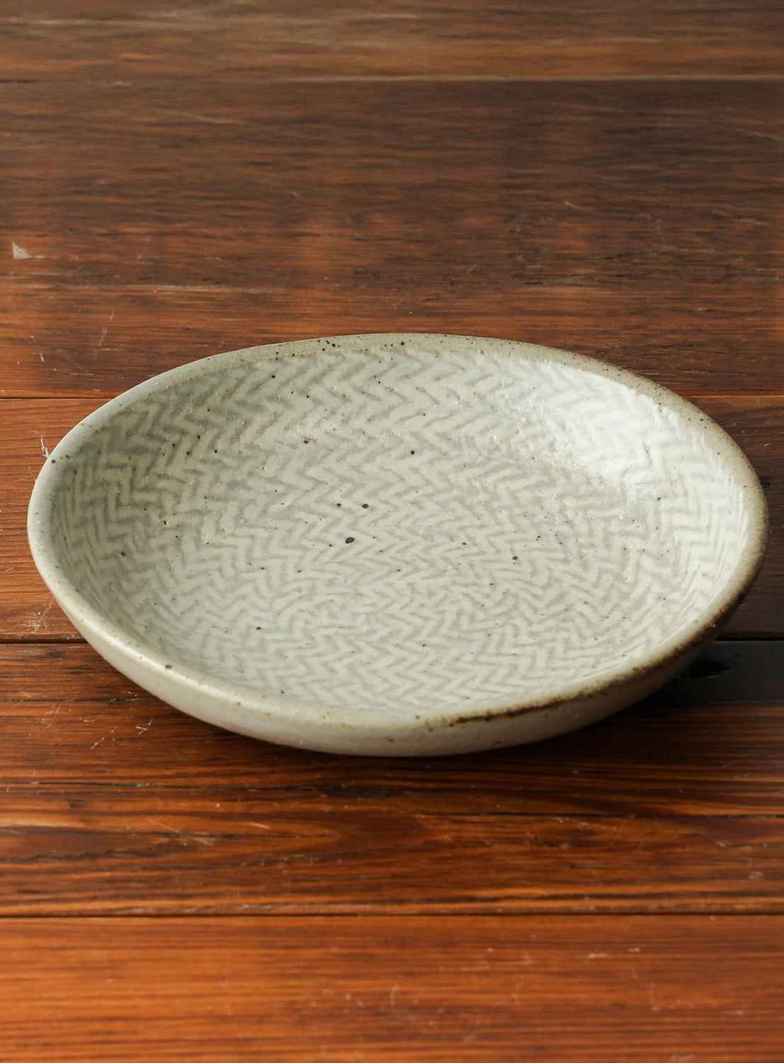 จานวงรีฝังลายโจมอน (Jomon Zougan) โดย เค ชิมาโอกะ