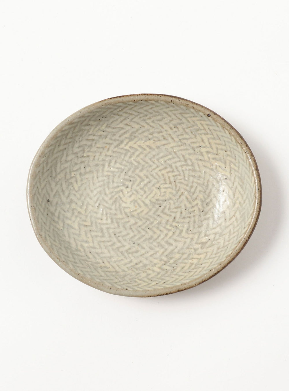 จานวงรีฝังลายโจมอน (Jomon Zougan) โดย เค ชิมาโอกะ