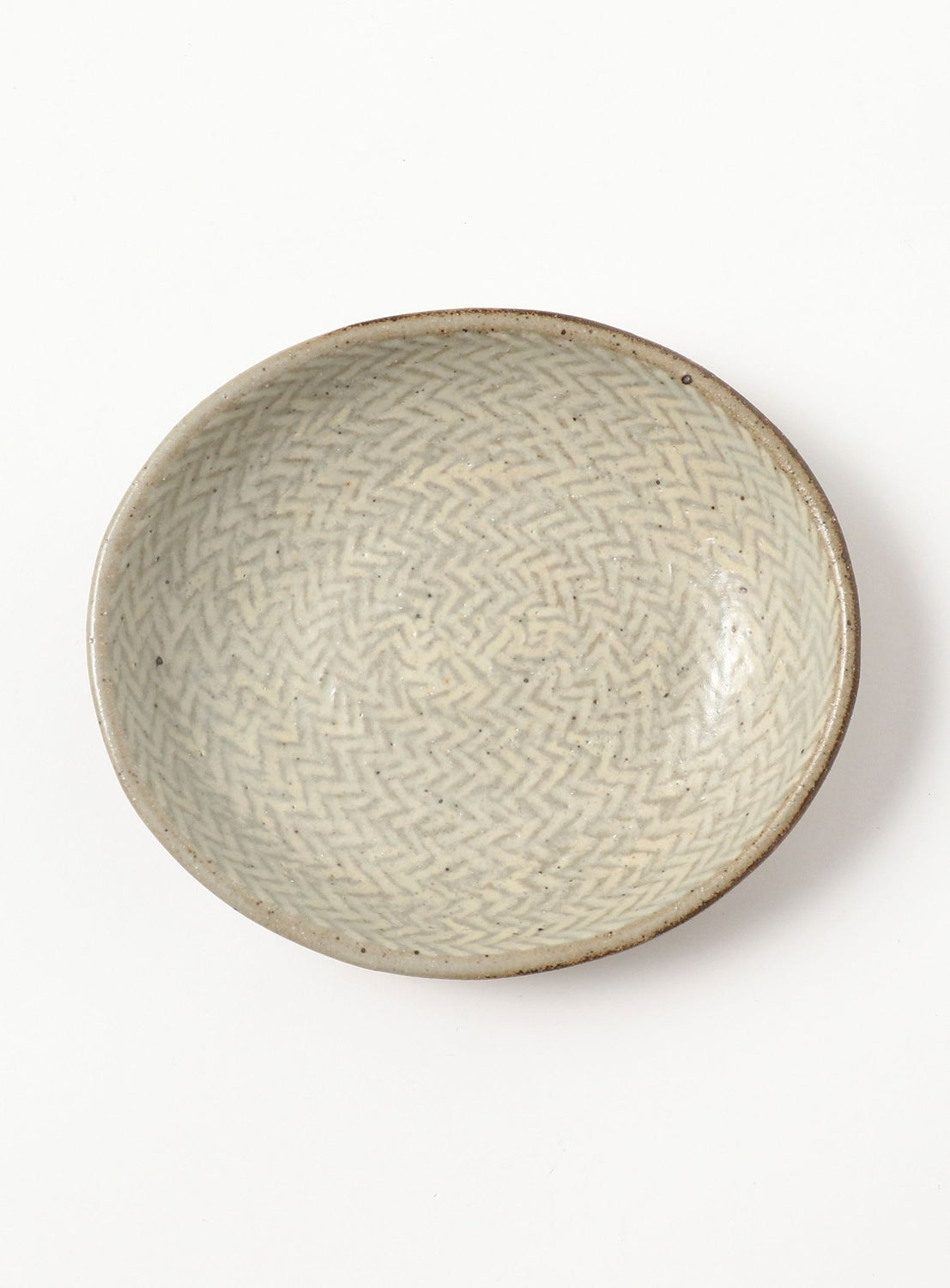 จานวงรีฝังลายโจมอน (Jomon Zougan) โดย เค ชิมาโอกะ