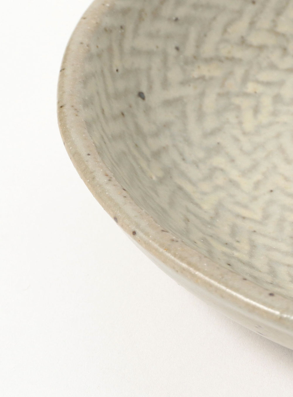 จานวงรีฝังลายโจมอน (Jomon Zougan) โดย เค ชิมาโอกะ