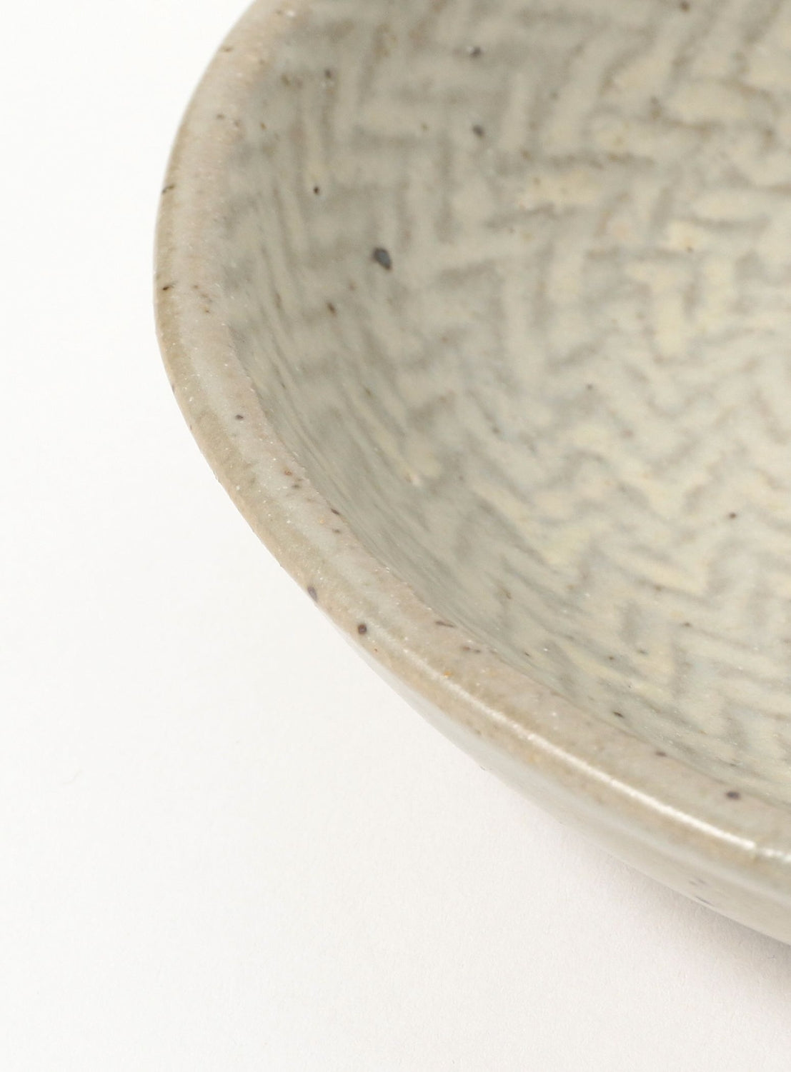 จานวงรีฝังลายโจมอน (Jomon Zougan) โดย เค ชิมาโอกะ