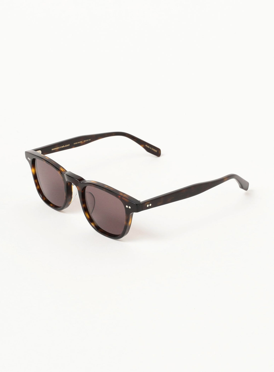 〈UNISEX〉 แว่นกันแดดทรงเวลลิงตัน รุ่นพิเศษจาก ซาซากิ เซลลูลอยด์